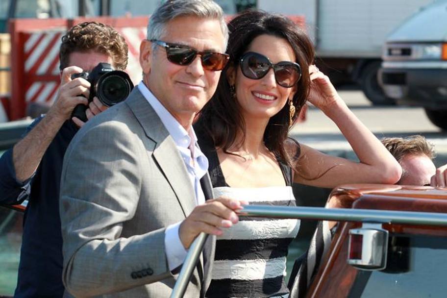 George Clooney e la promessa sposa, l&#39;avvocatessa libanese Amal Alamuddin, sono arrivati a bordo di un taxi d&#39;acqua dal nome non casuale: Amore. (foto Olycom)